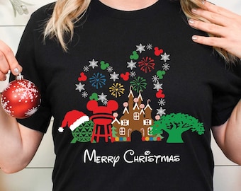 Puede incluir: Camiseta negra con un diseño navideño con Mickey Mouse, fuegos artificiales y el texto "Feliz Navidad".