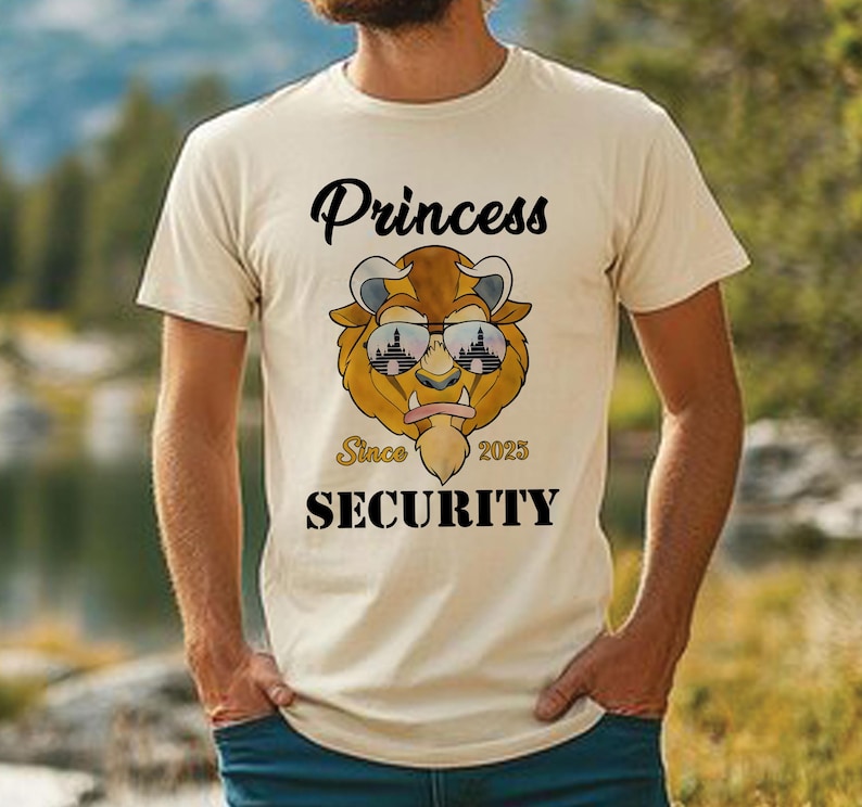 Op de afbeelding: Een beige T-shirt met een cartoon afbeelding van een beest dat een zonnebril draagt. De tekst "Princess" staat boven de afbeelding en "Since 2025 Security" eronder.