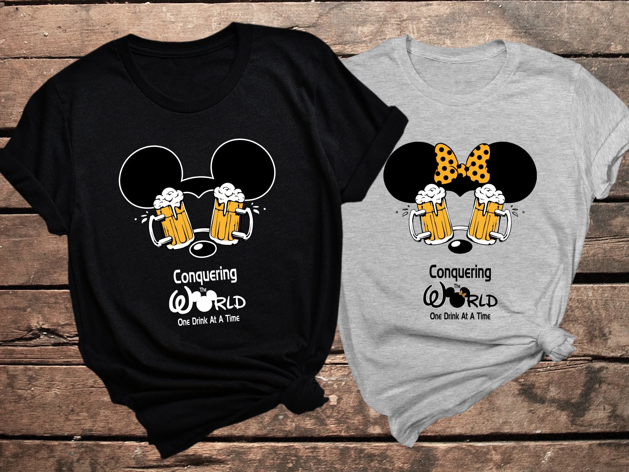 Discover Trinkshirts um die Welt Disney 2022 T-Shirt