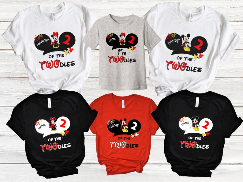 K&ouml;nnte beinhalten: Satz mit sechs T-Shirts mit einem Mickey Mouse und Minnie Mouse Design mit dem Text "Of the Twodles" und "I'm one of the Twodles". Die Shirts sind in Schwarz, Wei&szlig;, Rot und Grau.