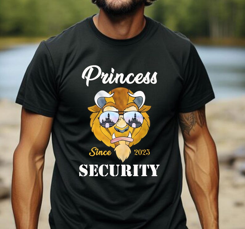 Op de afbeelding: Zwart T-shirt met een witte afbeelding van een cartoonbeest dat een zonnebril draagt. De tekst "Princess" staat boven het beest en "Since 2025 Security" eronder.