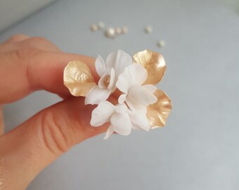 Tiny flower hair pins Gold leaf hair piece White flower hair accessories Wedding floral hair accessories Bridal hair pins
