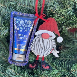 Gnome Kicker Ornament: Bath & Body Works reislotionhouder (digitaal ontwerp)