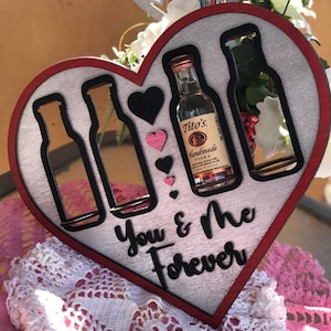 Archivo de diseño láser de corazón de San Valentín con vodka T i t o&#39;s grande