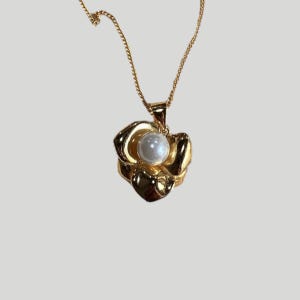 Pearl in a flower necklace made of 925 silver gold-plated