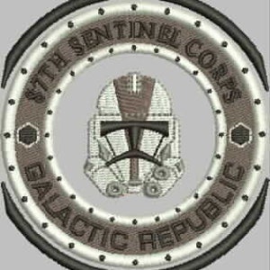 Puede incluir: Un parche circular con fondo gris y borde negro. El parche presenta un casco blanco y marrón con una visera negra y el texto "Galactic Republic" y "501st Sentinel Corps" en negro.