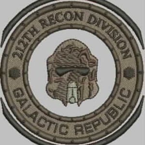 Könnte beinhalten: Ein runder gestickter Aufnäher in Braun- und Beigetönen. Der Aufnäher zeigt einen stilisierten Helm mit Visier und den Text "212th RECON DIVISION GALACTIC REPUBLIC".