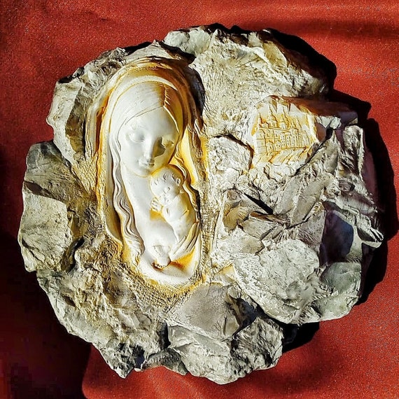 Scultura bassorilievo tondo MADONNA DELLA ROCCIA di Elena Karamushka  Ø11,8 in (Ø30cm) 2017