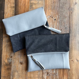 Cartera de mano con solapa y estampado de piel de serpiente / Bolso de mano de piel sintética / Bolso de noche para mujer / Cartera de mano con estampado de serpiente gris / Monedero hecho a mano / Monedero gris