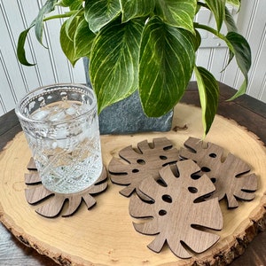 Wood Monstera Leaf Coaster Set / Tropical Drink Coaster / Summer Decor / Beach House Decor / Housewarming Gift / Tropical Leaf Coasters