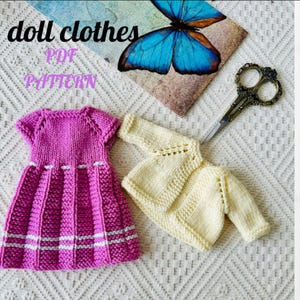 Puede incluir: Dos prendas de punto para muñecas, un vestido rosa con rayas blancas y un cárdigan amarillo. El texto "doll clothes PDF PATTERN" es visible en la imagen.