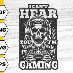 Puede incluir: Ilustración en blanco y negro de un esqueleto con auriculares y sosteniendo un mando de videojuego. El texto "No puedo oírte, estoy jugando" está escrito arriba y abajo del esqueleto.