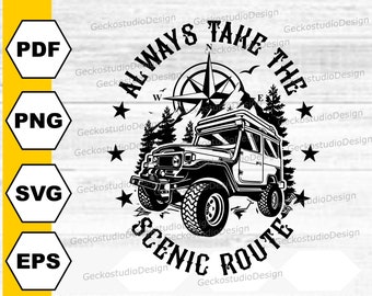 Può includere: Un design grafico in bianco e nero raffigurante un fuoristrada davanti a pini e una rosa dei venti. Il testo recita ALWAYS TAKE THE SCENIC ROUTE. Il design è circondato da stelle e include le etichette dei formati PDF, PNG, SVG ed EPS.