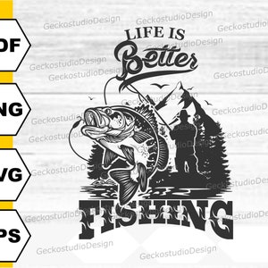 K&ouml;nnte beinhalten: Schwarz-wei&szlig;-Illustration eines Fischers mit einer Angelrute und einem gro&szlig;en Fisch. Der Text "Life is Better Fishing" ist in einer fetten, stilisierten Schrift geschrieben.