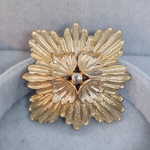 Broche vintage Lisner: broche floral abstracto en tono dorado