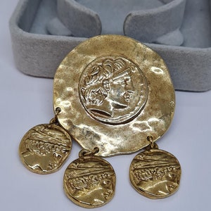 Vintage Römer-Brosche Anstecknadel aus texturiertem goldfarbenem Metall mit antikem Münz-Charme mit Eule der Athene