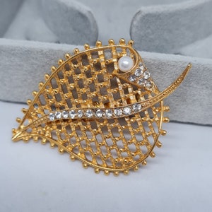 Vintage leaf brooch Textured gold-tone metal with faux pearl and clear rhinestones brooch pin