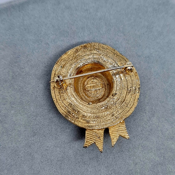 Vintage CINER hat brooch Textured gold tone metal… - image 8