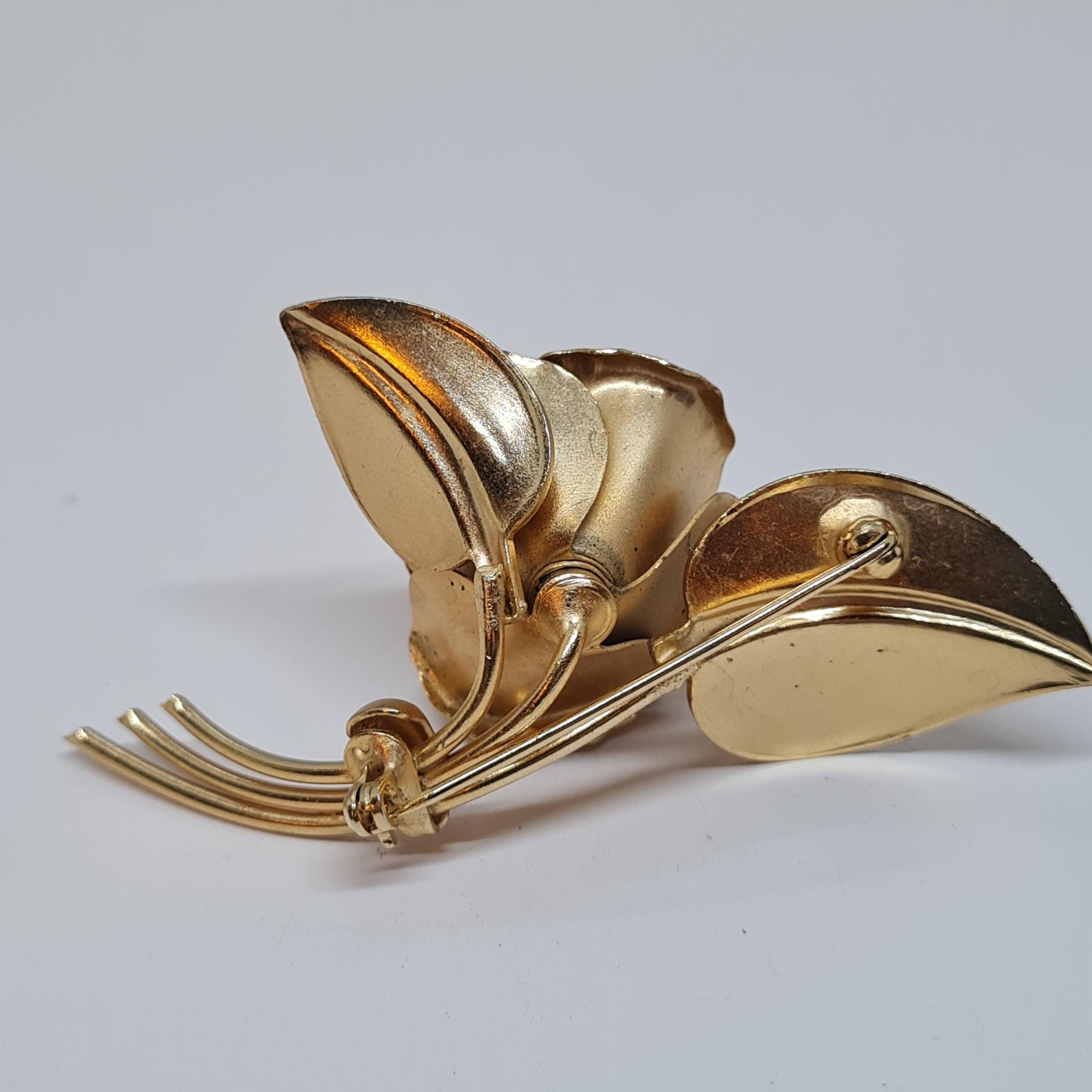 VINTAGE - Ancienne broche pin's en métal doré a décor de