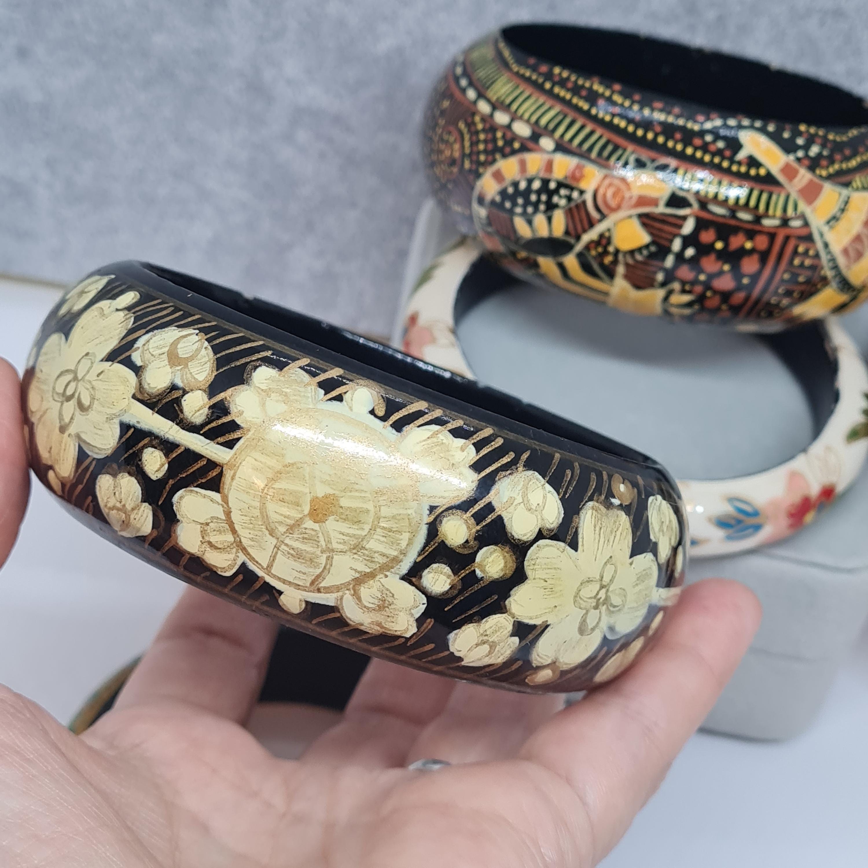 Vintage Wooden Hand-painted Chunky Bangle Floral Motif  display picture 1