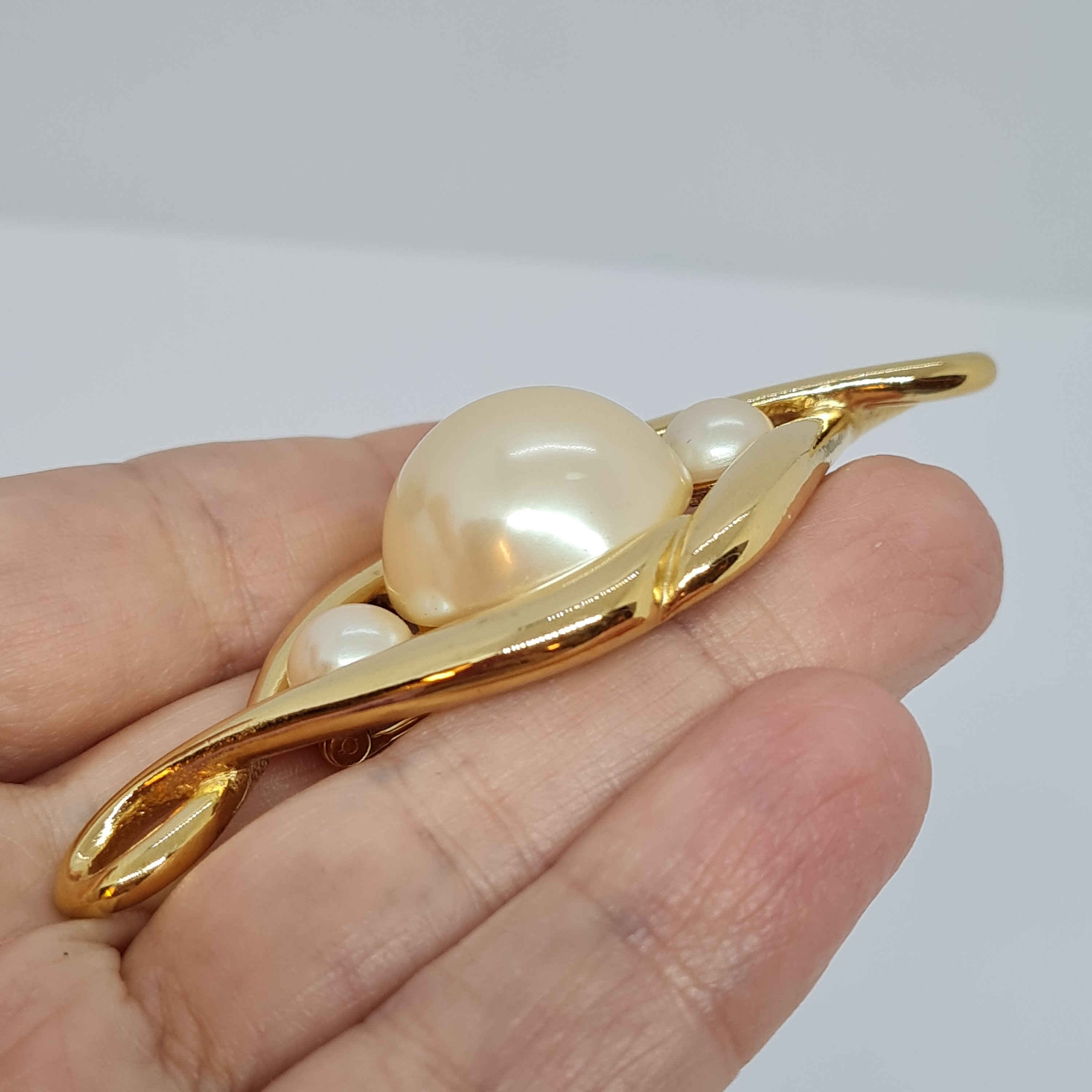 Vintage RICHELIEU Jewelry Brooch Gold Tone Metal With Faux Pearl  display picture 1