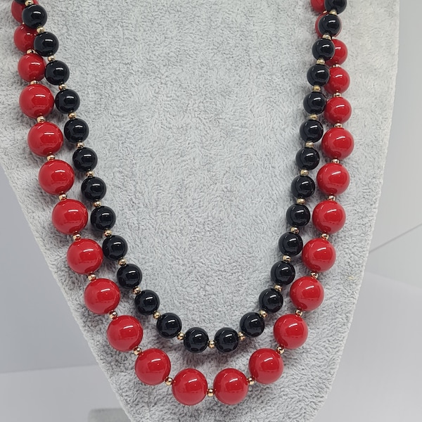 Collier MONET vintage Perles rondes en plastique noires et rouges avec détails en métal doré Collier en plastique de créateur