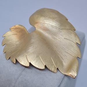 Vintage Matte Gold-Tone Leaf Scarf Clip: Textured Metal Accessory