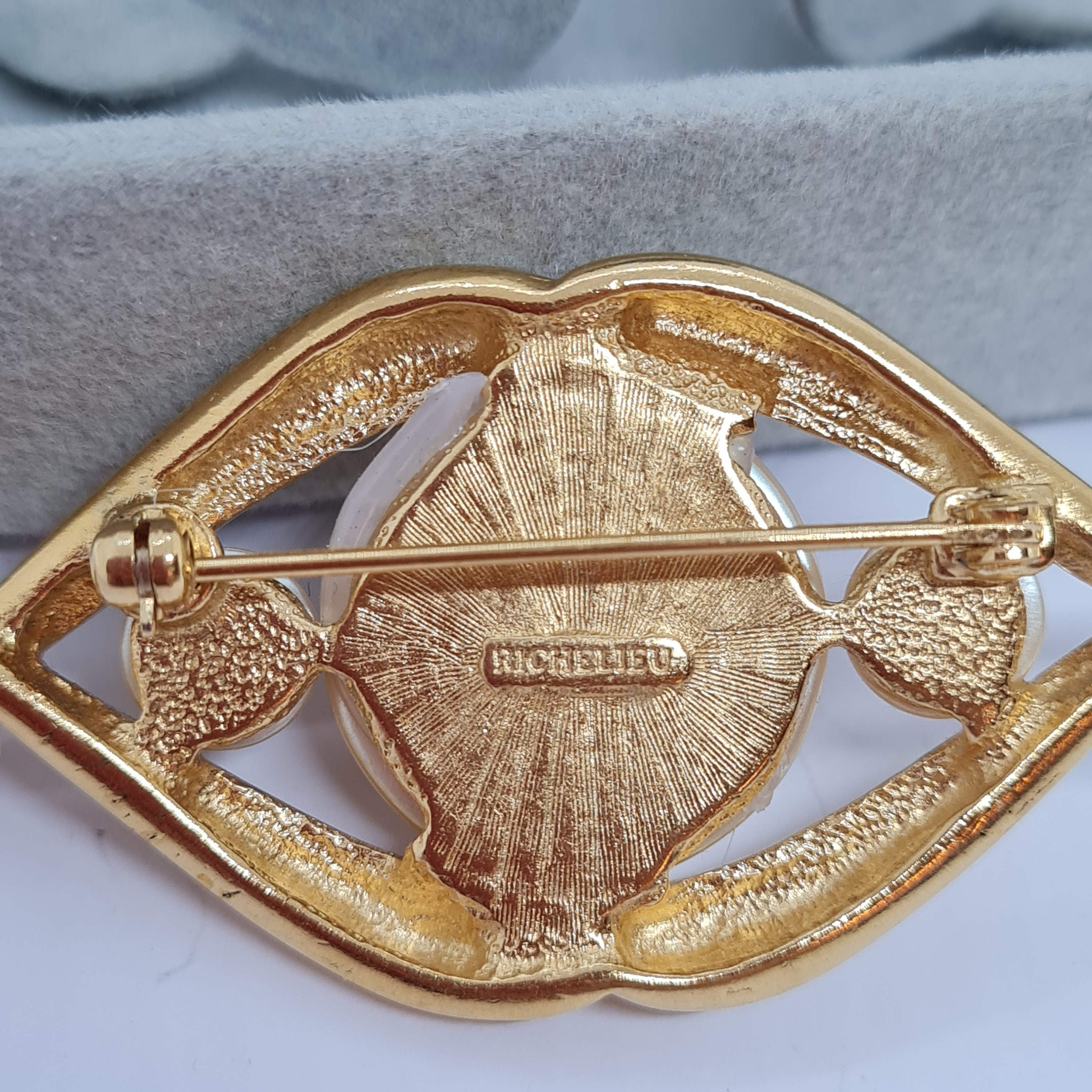 Vintage RICHELIEU Jewelry Brooch Gold Tone Metal With Faux Pearl  display picture 1