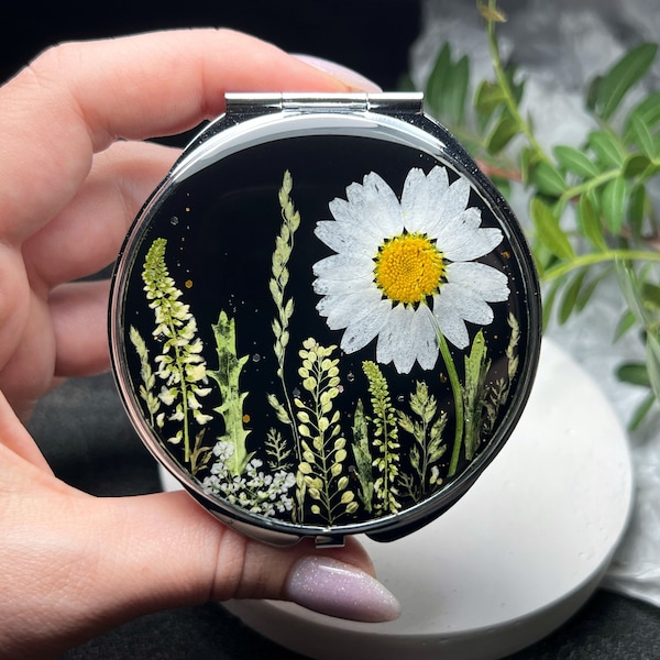 Large pill box, Pill organizer, Daisy pill box, Pill case, Pill container, Cute pill box, Pillendose, Pressed flower art, Pill container