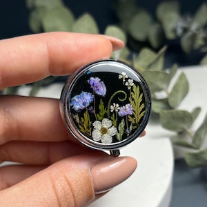 Boîte à pilules avec vraies fleurs séchées, petite boîte à pilules, boîte à pilules, organiseur de pilules, jolie boîte à pilules, étui à pilules, boîte à pilules quotidienne, art de la boîte à pilules étui à pilules mignon