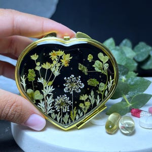 Gold pill box, Real Flowers pill organizer,  pill box 3 day, Pill case, Pill organizer, Cute pill case