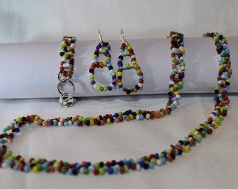 Ensemble multicolore collier perlé, bracelet et boucle d’oreille