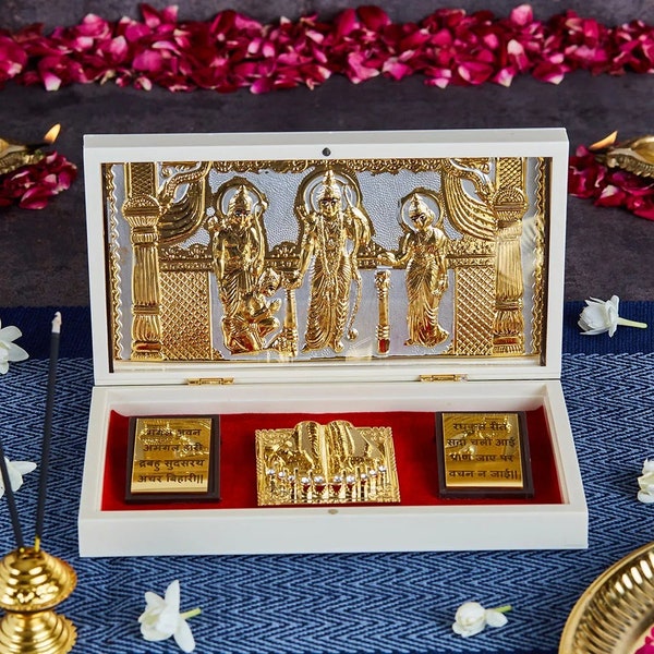 24 Karat Gold und 99 Silber vergoldetes Lord Ram Darbar Idol Pooja Peti, Charan Paduka mit Ramayana Chaupai, Haus- und Tempelalter, Home Pooja.