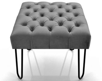 Table basse de style Chesterfield | Velours moutarde | Pouf Chesterfield | Table basse à boutons profonds | Repose-pieds boutonné