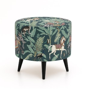 Pode incluir: Um pufe redondo com um tecido verde escuro com um padrão de elefantes, cavalos e pavões em meio a folhagens tropicais. O pufe tem pernas de madeira pretas e um tampo acolchoado, ideal para uma sala de estar ou quarto.