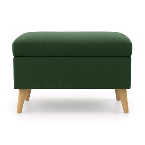 Könnte beinhalten: Ein dunkelgrüner Hocker mit rechteckiger Form und abgerundeten Ecken. Er steht auf vier angewinkelten, hellfarbigen Holzbeinen. Der Stoff hat eine strukturierte Optik. Das Design ist modern und minimalistisch.