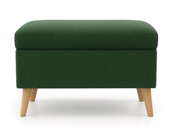 Könnte beinhalten: Ein dunkelgrüner Hocker mit rechteckiger Form und abgerundeten Ecken. Er steht auf vier angewinkelten, hellfarbigen Holzbeinen. Der Stoff hat eine strukturierte Optik. Das Design ist modern und minimalistisch.