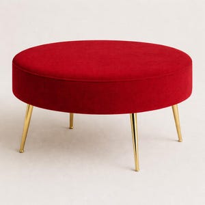 Può includere: Un pouf rotondo con un top in velluto rosso vibrante. Il pouf è sostenuto da quattro sottili gambe in metallo dorato. Il design è semplice ed elegante, adatto a vari stili di interni. Il diametro del pouf è di circa 76 cm.