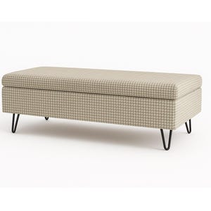 Könnte beinhalten: Eine rechteckige Aufbewahrungshocker mit einem beige-grauen Karomuster. Der Hocker hat schwarze Haarnadelbeine. Der Deckel ist geschlossen. Das Design ist modern und minimalistisch.