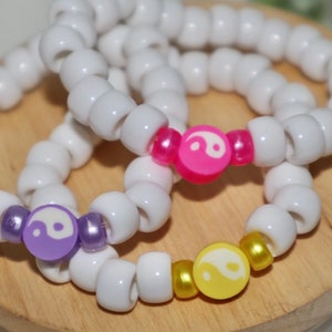 Yin und Yang Armband, Yin Yang Schmuck, Mädchen Geschenk, Tochter Geschenk, Stacker Armband, dehnbar Armband