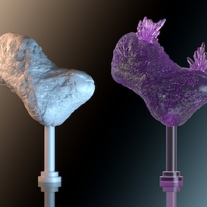 Könnte beinhalten: Zwei abstrakte Skulpturen, eine weiße und eine violette, mit kristallartigen Formationen auf der Oberseite. Beide Skulpturen sind auf einem Sockel montiert.