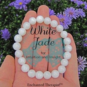 Peut inclure: Bracelet en jade blanc avec le texte "White Jade for Intuition and Insight" et la marque "Enchanted Therapist&trade;".