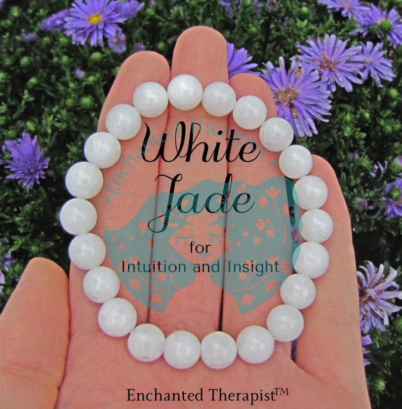 Peut inclure: Bracelet en jade blanc avec le texte "White Jade for Intuition and Insight" et la marque "Enchanted Therapist&trade;".