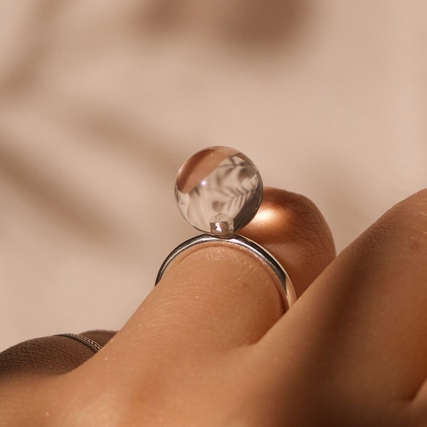 Anneau de sphère de quartz clair Oron S, anneau de boule de cristal, anneau contemporain en pierre d'argent écologique, cadeau de bijoux minimaliste géométrique