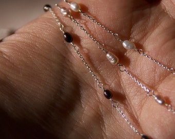 Collier de chaîne perlée de perles de riz d’eau douce noire, choker de perles noires, bijoux modernes, collier délicat, petit collier de perles cadeau mère