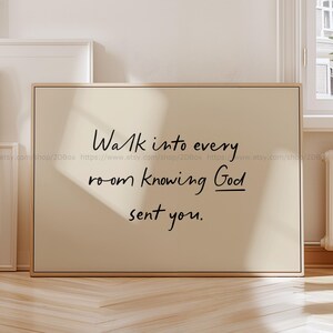 以下が含まれることがあります： クリーム色の背景に黒い筆記体で「Walk into every room knowing God sent you」と書かれた額入りのプリント。フレームは明るい木の色です。プリントは自然光の入る部屋に飾られています。