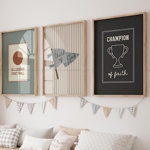 Puede incluir: Tres impresiones enmarcadas con citas e ilustraciones inspiradoras. Una presenta una pelota de baloncesto y el texto "ALL LEGENDS START SMALL". Otra muestra una bandera con "Child of God". La tercera muestra un trofeo y "CHAMPION of faith".