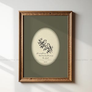 Op de afbeelding: Een ingelijste wandkunstprint met een donker olijfgroene achtergrond en een centraal crèmekleurig ovaal. Binnenin het ovaal toont een zwarte inktillustratie twee vogels op een tak met de tekst, Let everything that has breath praise the Lord.