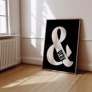 Peut inclure: Impression typographique en noir et blanc avec un symbole ampersand et le mot "prier" à l'intérieur du symbole. L'impression est encadrée dans un cadre noir.