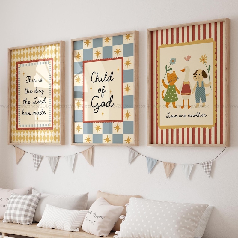 Puede incluir: Tres impresiones art&iacute;sticas enmarcadas con citas e ilustraciones inspiradoras. La primera impresi&oacute;n tiene el texto "This is the day the Lord has made." La segunda impresi&oacute;n dice "Child of God." La tercera impresi&oacute;n muestra un gato, un ganso y un perro con el texto "Love one another."